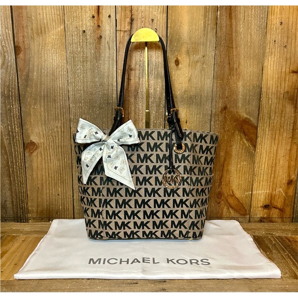 Michael Kors. 3 Piece Set: Jet Set Tote Bag with Free Dust Bag & Purse Scarf. - Picture 5 of 16